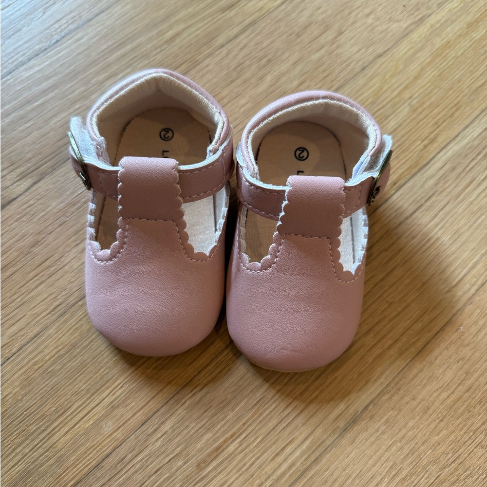Lucky Brand light pink baby crib shoes size 2